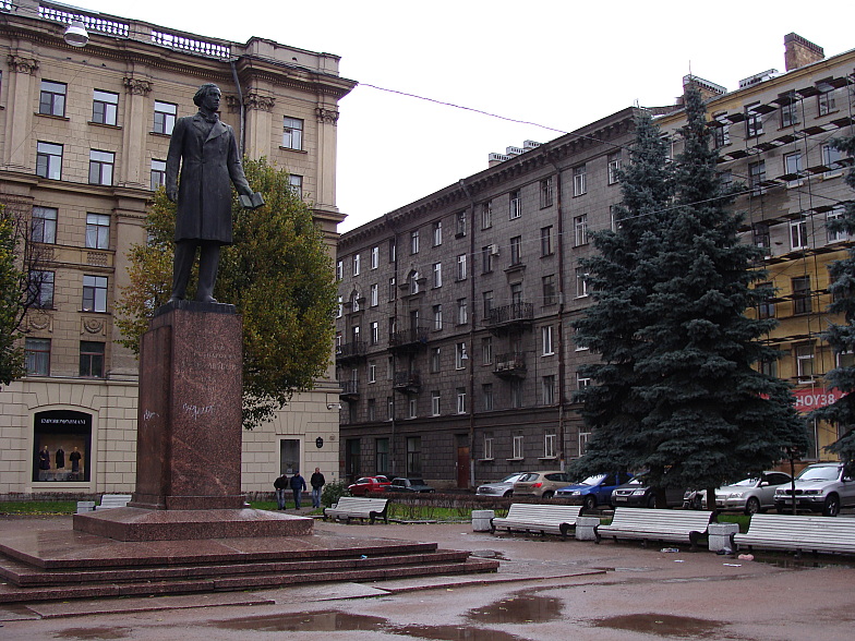 Памятник Добролюбову на Большом проспекте Петроградской стороны.